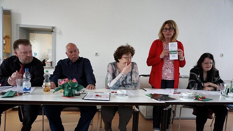 Die neue Vorsitzende Uschi Haßlauer (stehend) mit (von links) Manfred Braun, Dieter Scholz, Anita Scholz und Renate Weigl.  Fotos: Richard Sänger