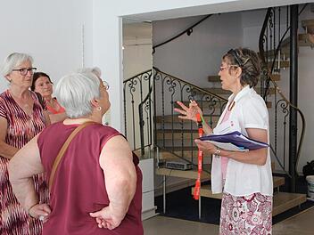 Theresia Schodorf-Friedrich (rechts) zeigt den Ehrenamtlichen die neuen Räume. Hier erklärt sie die Raumaufteilung im Untergeschoss. Foto: Julia Raab