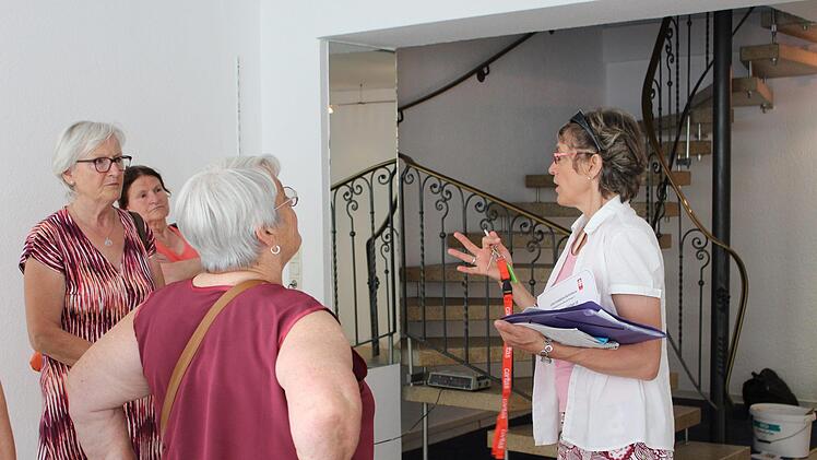 Theresia Schodorf-Friedrich (rechts) zeigt den Ehrenamtlichen die neuen Räume. Hier erklärt sie die Raumaufteilung im Untergeschoss. Foto: Julia Raab
