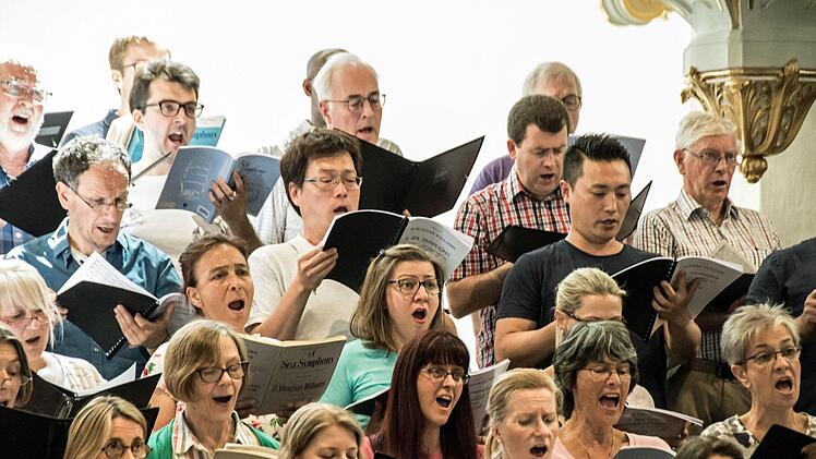 Richard Cooke probt mit dem Philharmonischen Orchester, dem Chor des Landestheaters und der Royal Choral Society die "Sea Symphony" von Ralph Vaughan Williams in der Coburger Morizkirche.Foto: Jochen Berger