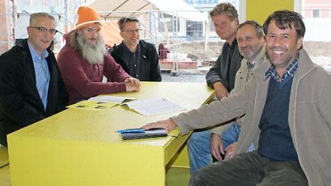 Ist Lichtenfels älter als gedacht? Bei dem Gedanken lächelten Stefan Mehl (von links), Ausgrabungsleiter Michael Jandajsek, Claus Vetterling vom Büro für Archäologie in Bamberg, Andreas Büttner vom Landesamt für Denkmalpflege, Berthold Girschke vom Landratsamt und Stadtbaumeister Gerhard Pülz. Fotos: Markus Häggberg