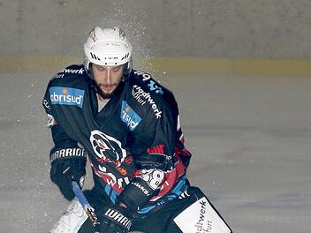 Sein vierter Dreierpack der laufenden Saison war zu wenig: Topscorer Michal Babkovic und seine Haßfurter Hawks verloren mit 3:8 beim EV Moosburg. Damit kassierten die Kreisstädter ihre zweite Saisonniederlage, bleiben aber vorerst weiter an der Spitze. Foto: Ralf Naumann