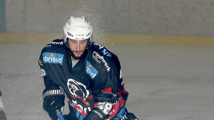 Sein vierter Dreierpack der laufenden Saison war zu wenig: Topscorer Michal Babkovic und seine Haßfurter Hawks verloren mit 3:8 beim EV Moosburg. Damit kassierten die Kreisstädter ihre zweite Saisonniederlage, bleiben aber vorerst weiter an der Spitze. Foto: Ralf Naumann