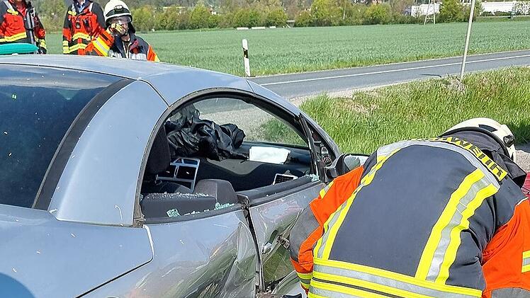 Neustadt: Feuerwehr wird zu "eingeklemmter Person" nach Unfall alarmiert - zwei Verletzte