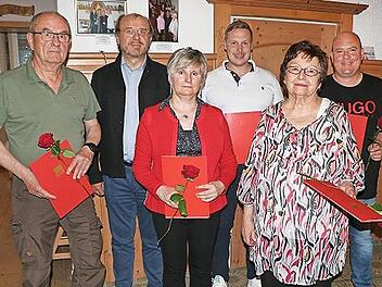 Die SPD ehrte langjährige engagierte Mitglieder. Das Bild zeigt von links Rolf Sünkel, Kreisvorsitzenden Ralf Pohl, Vorsitzende und Geehrte Angela Kern, Christoph Holzheimer, Waltraud Wagner und Daniel Sünkel.