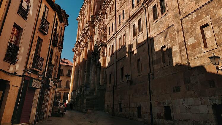 Schattige Innenstadt in Salamanca mit Blick auf die Kathedrale