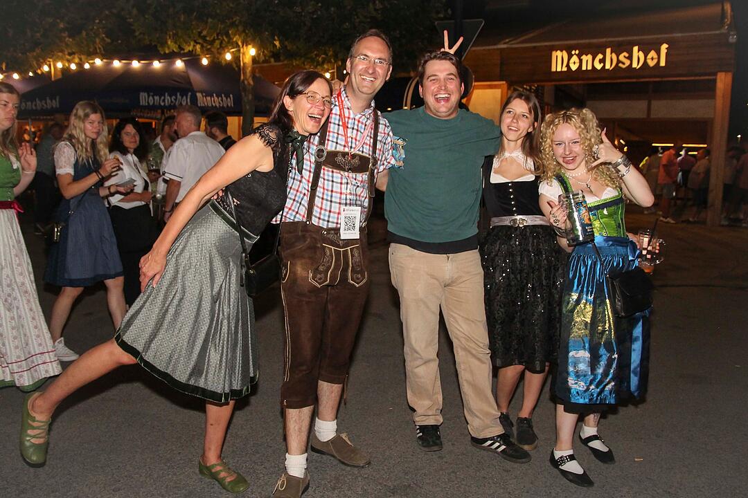 Die Stadlbesucher feierten mit den Stoapf&auml;lzer Spitzbuam.
