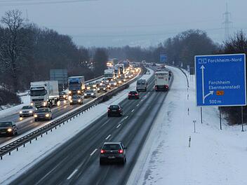 Auf der A73 zwischen Forchheim-Süd und Erlangen-Zentrum sollen die Standspuren als Fahrstreifen freigegeben werden. Am Mittwoch waren Sie unter dem Schnee versteckt. Foto: Josef Hofbauer