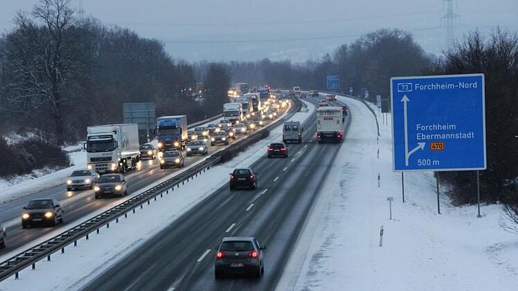 Auf der A73 zwischen Forchheim-Süd und Erlangen-Zentrum sollen die Standspuren als Fahrstreifen freigegeben werden. Am Mittwoch waren Sie unter dem Schnee versteckt. Foto: Josef Hofbauer