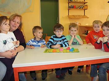 Noch spielt Kindergartenleiterin Jeanette Hahn mit (von links) Miriam, Philipp, Gentian, Enrico, Louis und Luis im Reiterswiesener Kindergarten, im März steht der Umzug ins Vereinsheim "Krone" an, weil der Kindergarten für eine Million Euro saniert wird. Foto: Ralf Ruppert