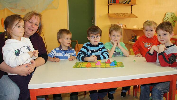 Noch spielt Kindergartenleiterin Jeanette Hahn mit (von links) Miriam, Philipp, Gentian, Enrico, Louis und Luis im Reiterswiesener Kindergarten, im März steht der Umzug ins Vereinsheim "Krone" an, weil der Kindergarten für eine Million Euro saniert wird. Foto: Ralf Ruppert