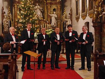 Die Gruppe "Sechszylinder" war - nach ihrem Debüt im Vorjahr - auch heuer eine Bereicherung des weihnachtlichen Singens.  Foto: Heike Schülein