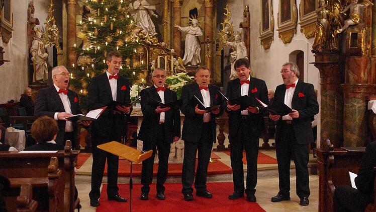 Die Gruppe "Sechszylinder" war - nach ihrem Debüt im Vorjahr - auch heuer eine Bereicherung des weihnachtlichen Singens.  Foto: Heike Schülein