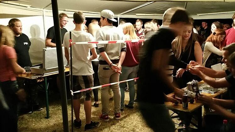 Die vielen Gäste wurden natürlich auch mit Getränken versorgt.