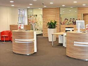 Hell, luftig und modern: der neue Servicebereich der Sparkasse in Knetzgau.  Fotos: PR