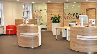 Hell, luftig und modern: der neue Servicebereich der Sparkasse in Knetzgau.  Fotos: PR