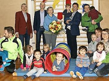 Für ununterbrochene 20 Jahre als Kursleiterin "Eltern-Kind-Turnen" bei der VHS-Außenstelle Oberaurach dankten Pia Utzmann jetzt Holger Weininger und Bernhard Schurig von der VHS sowie Bürgermeister Thomas Sechser und natürlich die Eltern und Kinder. Foto: Sabine Weinbeer