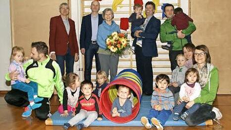 Für ununterbrochene 20 Jahre als Kursleiterin "Eltern-Kind-Turnen" bei der VHS-Außenstelle Oberaurach dankten Pia Utzmann jetzt Holger Weininger und Bernhard Schurig von der VHS sowie Bürgermeister Thomas Sechser und natürlich die Eltern und Kinder. Foto: Sabine Weinbeer