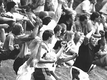 Der Kasendorfer Erfolgstrainer Rudi Eck (rechts) bejubelt 1992 den 3:0-Sieg im Bezirksoberliga-Derby gegen den FC Ludwigschorgast. Foto: BR-Archiv
