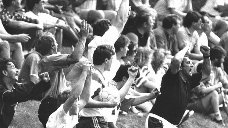 Der Kasendorfer Erfolgstrainer Rudi Eck (rechts) bejubelt 1992 den 3:0-Sieg im Bezirksoberliga-Derby gegen den FC Ludwigschorgast. Foto: BR-Archiv
