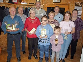 Beim Kleintierzuchtverein Fischbach und Umgebung wurden die Vereinsmeister geehrt (von links): Werner Schmidt, Ottmar Fischer, Anneliese Renner, Stefan Welscher, Lukas Grosser, Bianka Grosser, Vorsitzender Markus Grosser, Janne Thiel, Leonie Thiel und stellvertretende Vorsitzende Astrid Grosser. Foto: Bernd Bassing
