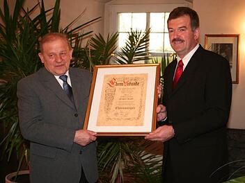 Im April 2008 überreichte Bürgermeister Hans Beck (r.) seinem Vorgänger Erwin Ruhl die Urkunde zur Ernennung als Ehrenbürger der Gemeinde Pommersfelden. Foto: Evi Seeger (Archiv)