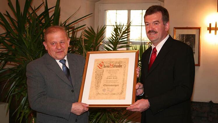 Im April 2008 überreichte Bürgermeister Hans Beck (r.) seinem Vorgänger Erwin Ruhl die Urkunde zur Ernennung als Ehrenbürger der Gemeinde Pommersfelden. Foto: Evi Seeger (Archiv)