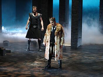 Macbeth (Niklaus Scheibli) und sein Offizier (Nils Liebscher). Die Nebel des Wahnsinns steigen. Sebastian Buff