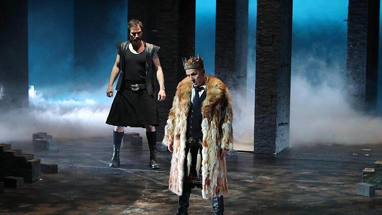 Macbeth (Niklaus Scheibli) und sein Offizier (Nils Liebscher). Die Nebel des Wahnsinns steigen. Sebastian Buff