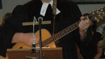 Pfarrer Mierdel verabschiedete sich mit einem Lied an der Gitarre.Foto: Edwin Mei&szlig;inger