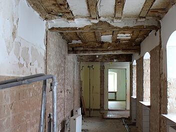 Der Kreuzgang im 1. Stock soll historisch hergerichtet werden. Die Holzbalken sind aus dem 17. Jahrhundert. Foto: Julia Raab