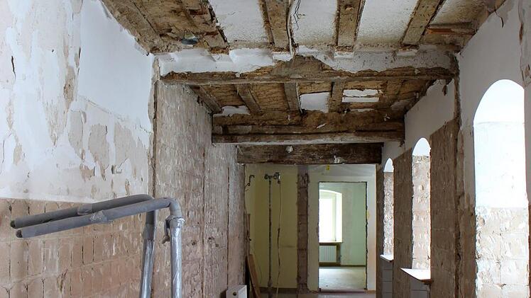 Der Kreuzgang im 1. Stock soll historisch hergerichtet werden. Die Holzbalken sind aus dem 17. Jahrhundert. Foto: Julia Raab