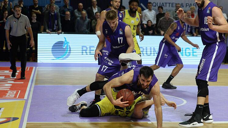 Bodenkampf zwischen dem Byreuther Nik Raivio und dem Göttinger Mathis Mönninghoff (am Ball). Foto: Peter Mularczyk