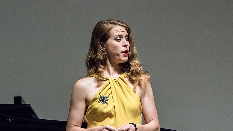 Nora Lentner und Klara Hornig beeindruckten das Publikum mit dem Liederabend "Musik und Magie".Foto: Jochen Berger
