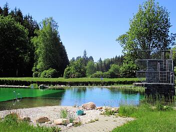 Bei bestem Badewetter herrscht im Naturerlebnisbad Nordhalben Stille. Susanne Deuerling