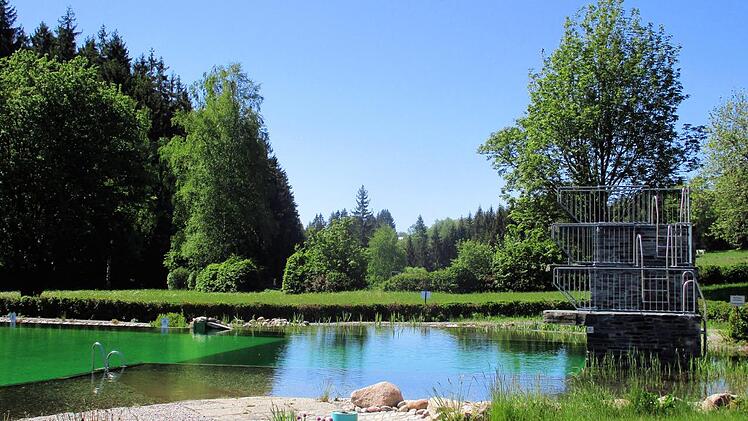 Bei bestem Badewetter herrscht im Naturerlebnisbad Nordhalben Stille. Susanne Deuerling