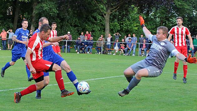 Fast das 3:0 durch E&szlig;lebens Spielertrainer Dominik Seufert (links). G&auml;ste-Schlussmann Florian Erhard rettet seine Elf mit einer starken Parade vor einer noch h&ouml;heren Hinspielniederlage. Foto: Steffen Krapf