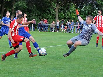 Fast das 3:0 durch Eßlebens Spielertrainer Dominik Seufert (links). Gäste-Schlussmann Florian Erhard rettet seine Elf mit einer starken Parade vor einer noch höheren Hinspielniederlage. Foto: Steffen Krapf