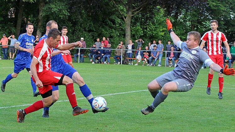 Fast das 3:0 durch Eßlebens Spielertrainer Dominik Seufert (links). Gäste-Schlussmann Florian Erhard rettet seine Elf mit einer starken Parade vor einer noch höheren Hinspielniederlage. Foto: Steffen Krapf