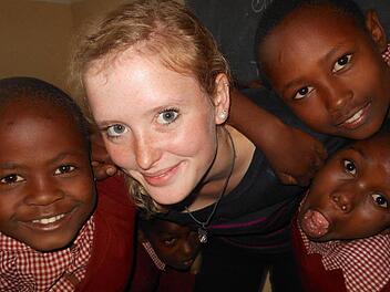 Katharina  Brütting hat      ein wenig ihr Herz verloren an die Kinder in Tansania. Fotos: privat