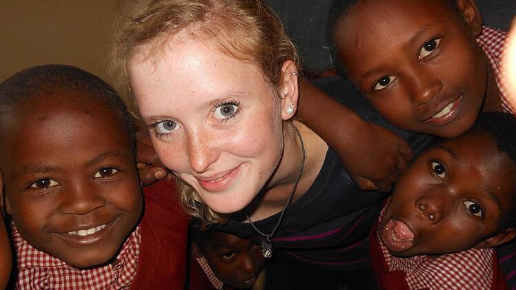 Katharina  Brütting hat      ein wenig ihr Herz verloren an die Kinder in Tansania. Fotos: privat