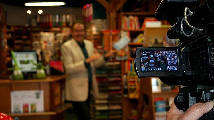 Bücher-Schmidt wird gefilmt. Foto: Johanna Blum