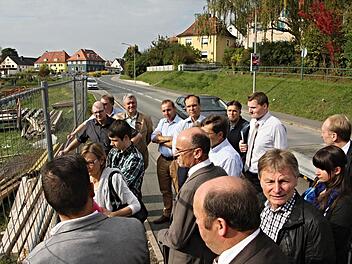 Nur "Zaungäste" konnten die Mitglieder des Kreisbauausschusses sein, als sie zusammen mit Landrat Wilhelm Schneider (Mitte) die Baustelle für das neue Hallenbad in der Coburger Straße in Ebern in Augenschein nahmen.  Foto: Helmut Will