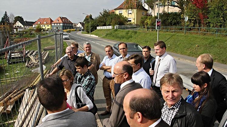 Nur "Zaungäste" konnten die Mitglieder des Kreisbauausschusses sein, als sie zusammen mit Landrat Wilhelm Schneider (Mitte) die Baustelle für das neue Hallenbad in der Coburger Straße in Ebern in Augenschein nahmen.  Foto: Helmut Will