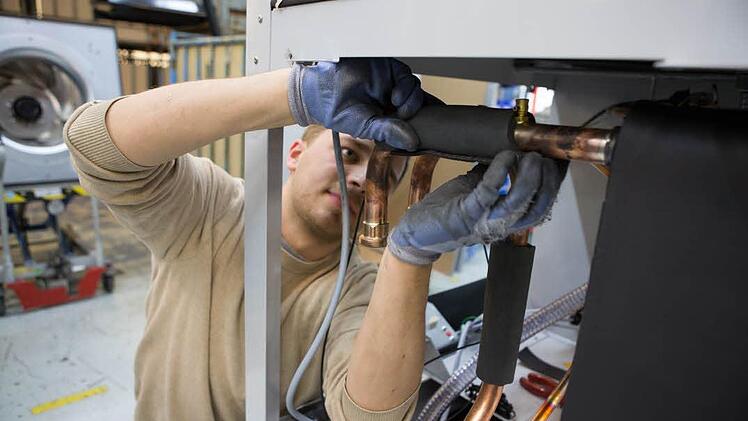 Vieles beim Bau einer Wärmepumpe ist Handarbeit. Foto: Barbara Herbst
