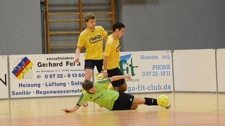 Szene aus dem Spiel des FC Thulba (in gelb) gegen den SV Machtilshausen. Foto: ssp
