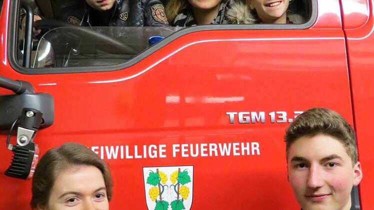 Jugendwartin Laura Ferdin (vorne links) ist seit einem Jahr im Amt und sehr engagiert. Ihre Arbeit trägt offenbar Früchte. Sie freut sich über die Neuzugänge bei der Jugend (von links im Auto): Leon Pfaff, Sophia Pfaff, Antonia Hirnickel, (vorne) Jeremy Vormwald. Foto: Doris Bauer