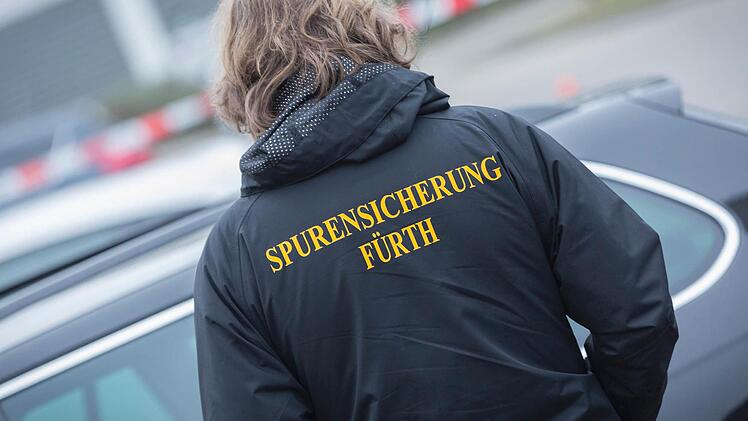 Nach der Explosion eines Baustellenklos in Fürth wird das Ausmaß der Zerstörung erst am Morgen sichtbar. Die Detonation war bis nach Nürnberg zu hören. Noch ist unklar, was die Explosion ausgelöst hat. Foto: News5