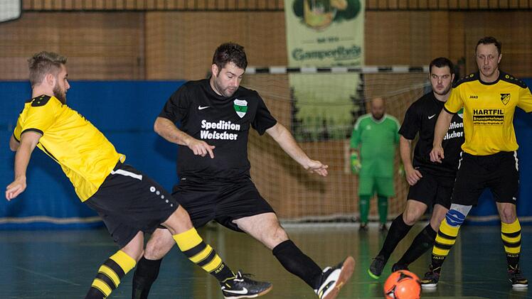 Der FC Stockheim mit René Schubart (schwarzes Trikot) sicherte sich vor dem TSV Küps Platz 5 und damit die Teilnahme an der Hallenkreismeisterschaft am kommenden Wochenende.