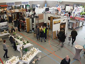 Die Gewerbeschau in Oerlenbach zeigt, dass es in der Gemeinde einige Firmen gibt. Bei der Bürgerversammlung verkündete Bürgermeister  Franz Kuhn  nun steigende  Steuereinnahmen.Jessica Rohrbach